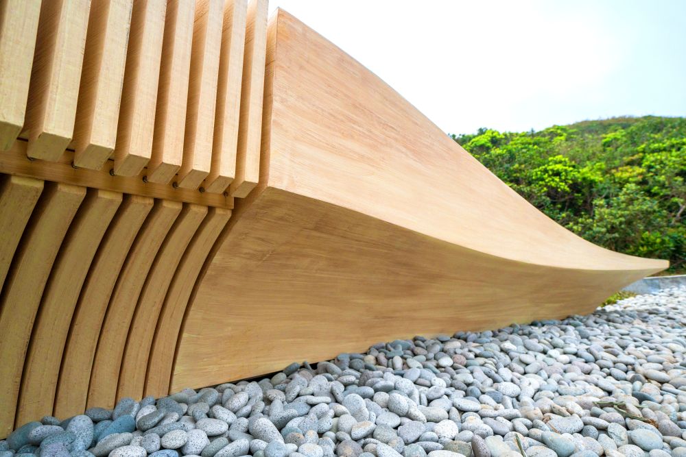 The stargazing facility has adopted environmentally-friendly features, for example, pebbles are placed under the back of the bench to facilitate natural drainage without the need to lay any drains.