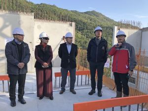 The Contractor’s Project Director Mr NGAN Siu-tak, Emil (first right), says that the fitting of the precast units to the building calls for precise calculations. It takes five working days to assemble a storey.