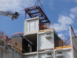 The project staff demonstrates the process of lifting a module and fitting it to a designated spot, taking only about 15 minutes to complete the entire process.
