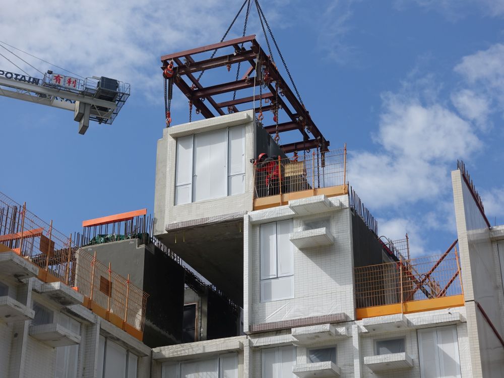 The project staff demonstrates the process of lifting a module and fitting it to a designated spot, taking only about 15 minutes to complete the entire process.