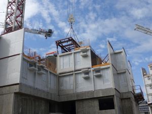 The project staff demonstrates the process of lifting a module and fitting it to a designated spot, taking only about 15 minutes to complete the entire process.