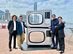 Mr TAI Yau-on (On Tai), the designer (second left), says that his two sets of art installations, the “old-fashioned” television sets and the transparent bricks, are both themed on “home” to bring back the memories of old Hong Kong.