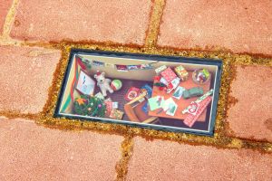 Mr TAI Yau-on (On Tai), the designer (second left), says that his two sets of art installations, the “old-fashioned” television sets and the transparent bricks, are both themed on “home” to bring back the memories of old Hong Kong.