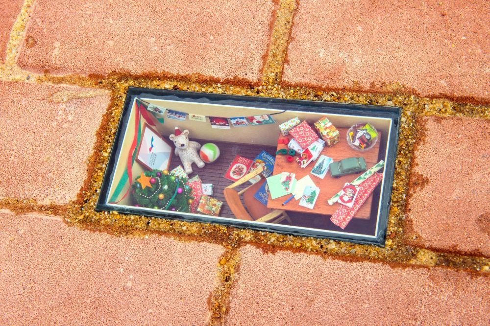 Mr TAI Yau-on (On Tai), the designer (second left), says that his two sets of art installations, the “old-fashioned” television sets and the transparent bricks, are both themed on “home” to bring back the memories of old Hong Kong.