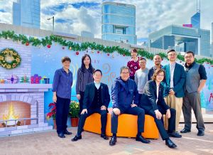 (From left, front row) Mr Ivan HO, Chairman of the Task Force on Harbourfront Developments on Hong Kong Island; Mr Michael WONG, the SDEV, and Mr Vincent NG, Chairman of the Harbourfront Commission posing for a group photo with the artists, contractors, service providers and government colleagues engaged in the development of the harbourfront promenade.