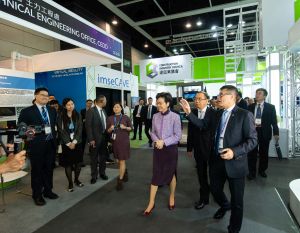 The Chief Executive, Mrs Carrie LAM (front row, left), is accompanied by the Executive Director of the CIC, Mr Albert CHENG (front row, right), to visit the exhibition hall of the CIExpo.