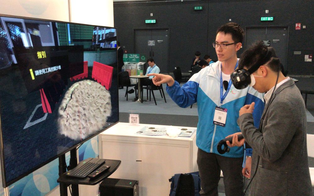 Government departments and the construction industry showcased their strengths in technology at the CIExpo. Photo shows colleagues of the Drainage Services Department demonstrating the application of innovative technology to repair works.