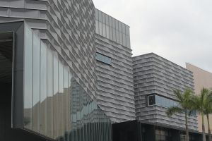 The façade design of the HKMoA is a composition of three dimension units grouped together, imitating the concept of waves at the Victoria Harbour, which highlighting the museum’s unique location beside the harbor. Each unit is made of fibre cement boards and shaped to form several folded-up plates. 