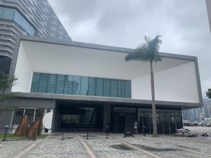 The design team adds a new annex block next to the museum with a built-in atrium of about 10 metres high. This is purposely built for the display of large-sized artworks. Skylight is provided at the atrium, where natural daylight can filter in.