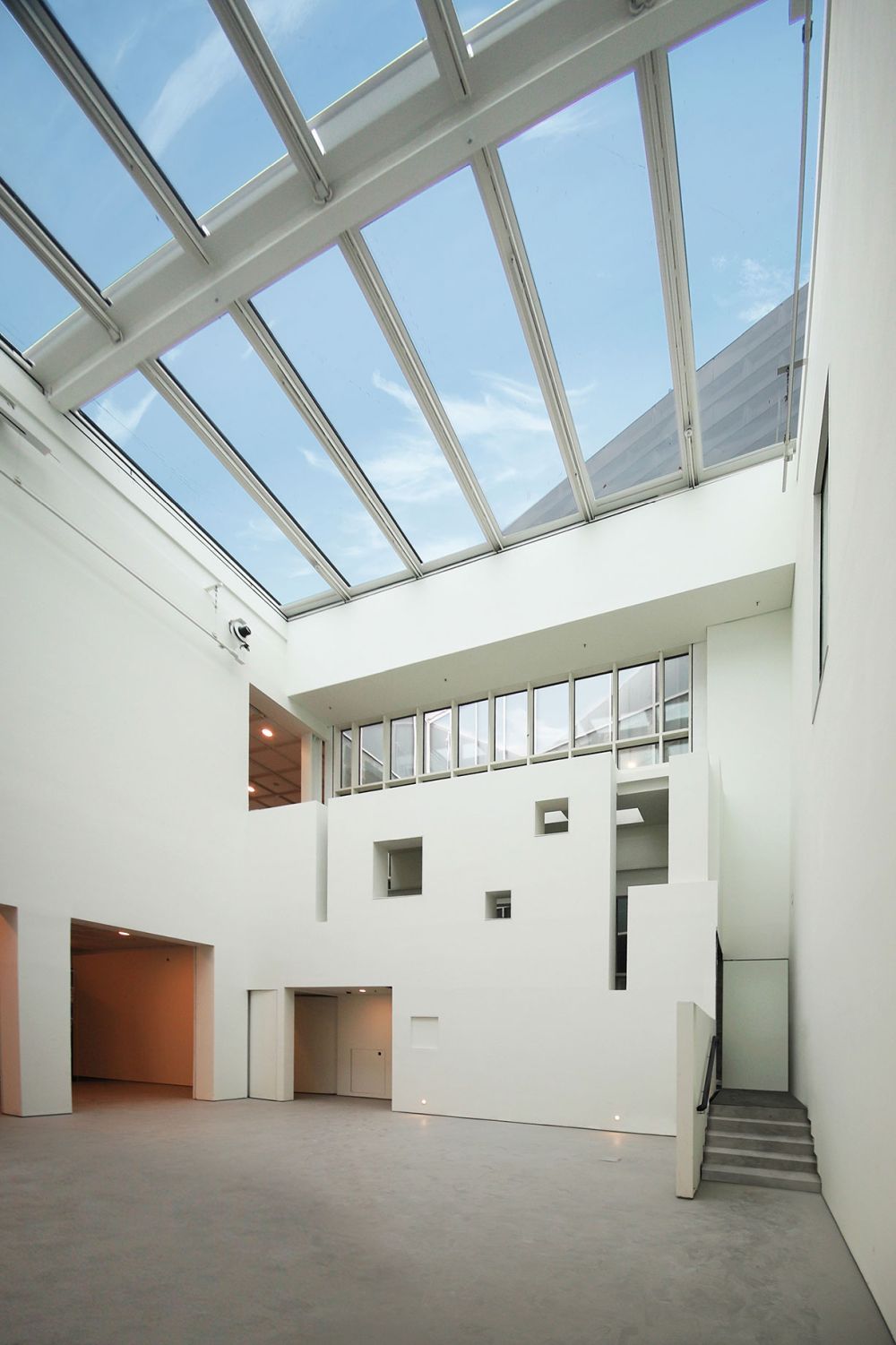 The design team adds a new annex block next to the museum with a built-in atrium of about 10 metres high. This is purposely built for the display of large-sized artworks. Skylight is provided at the atrium, where natural daylight can filter in.