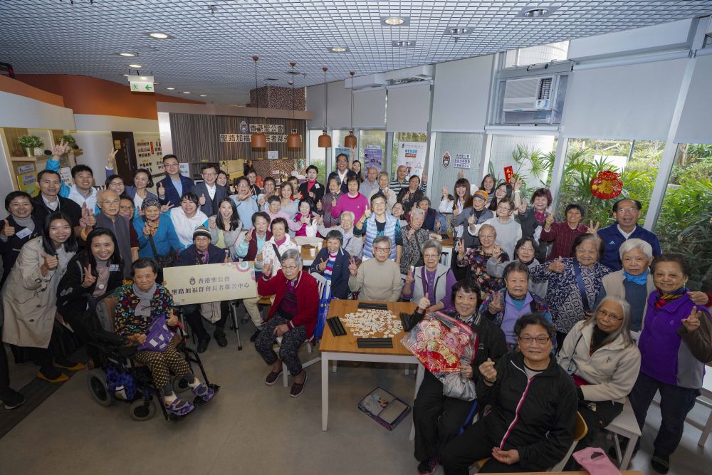 Colleagues of the Development Bureau (DEVB) and the Drainage Services Department play games and chat with the elderly, spending a joyful morning together.