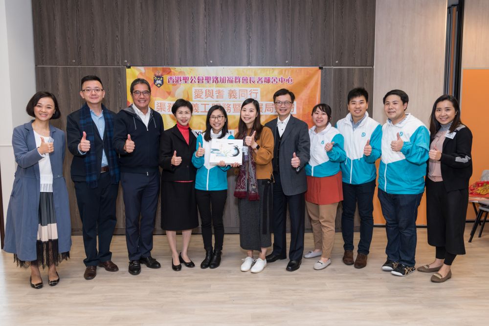 The SDEV, Mr Michael Wong (third left), the USDEV, Mr Liu Chun-san (fifth right) and the PA, Mr Allen Fung (second left), show their support for the colleagues of the DSDVT.