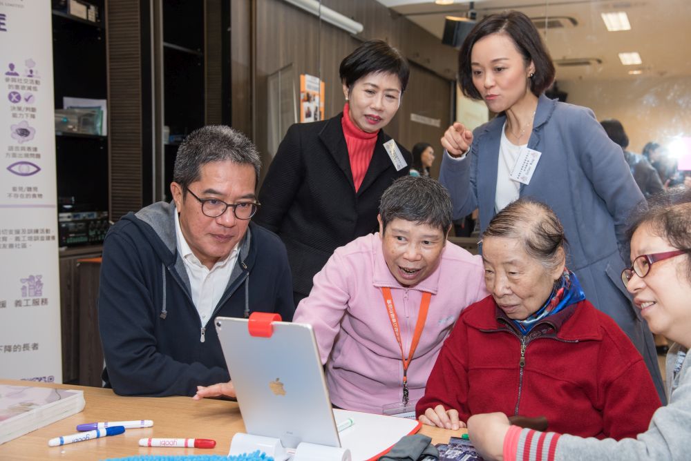 The SDEV, Mr Michael Wong, chats with the elderly.