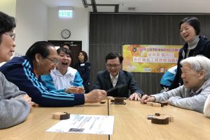 The USDEV, Mr Liu Chun-san (fourth left) and a colleague of the DSDVT (third left) play board games with the elderly. 