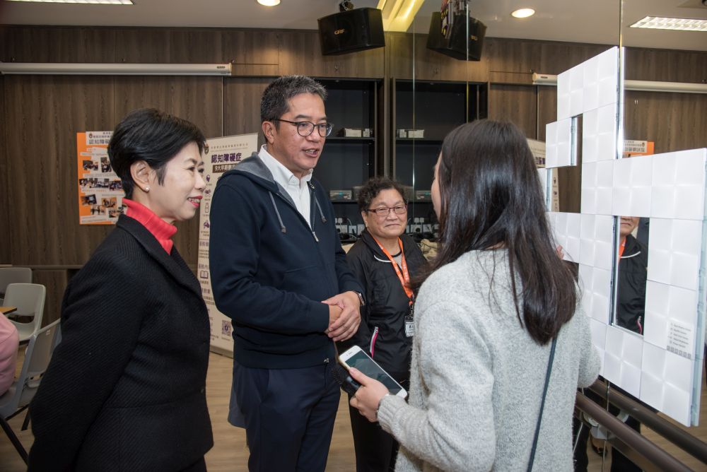 The SDEV, Mr Michael WONG (second left) is briefed by the staff of the centre on their facilities and services. The sensory interactive installation on the right is designed for elders to relieve emotional pressure.