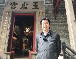 The Curator (Historical Buildings) of the Antiquities and Monuments Office, Mr NG Chi-wo, says that the three characters“玉虛宮”inscribed on the granite lintel of the main entrance were the fist calligraphy (characters written with fist wrapped in cloth) of Zhang Yutang, the then Commodore of the Dapeng Brigade stationed at Kowloon Walled City.