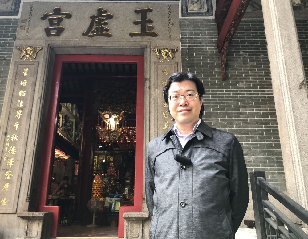The Curator (Historical Buildings) of the Antiquities and Monuments Office, Mr NG Chi-wo, says that the three characters“玉虛宮”inscribed on the granite lintel of the main entrance were the fist calligraphy (characters written with fist wrapped in cloth) of Zhang Yutang, the then Commodore of the Dapeng Brigade stationed at Kowloon Walled City.