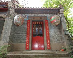 The side building to the right of the Yuk Hui Temple was originally a school (above) and the side building to its left was a communal hall (below), which gives us an idea of the original purpose of the temple and the social functions it was intended to fulfil when established by local residents, which was to serve as a shrine for the worship of the Taoist deity Pak Tai, as well as a venue for settling public affairs and providing education for the neighbourhood.