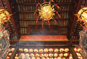 Two historic timber plaques are inscribed with“德煥辰居”and“總握天樞 to honour Pak Tai.