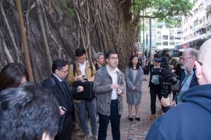 Colleagues of the Architectural Services Department and the conference speakers go to Kennedy Town for a field visit on the “Management of Stonewall Trees”.
