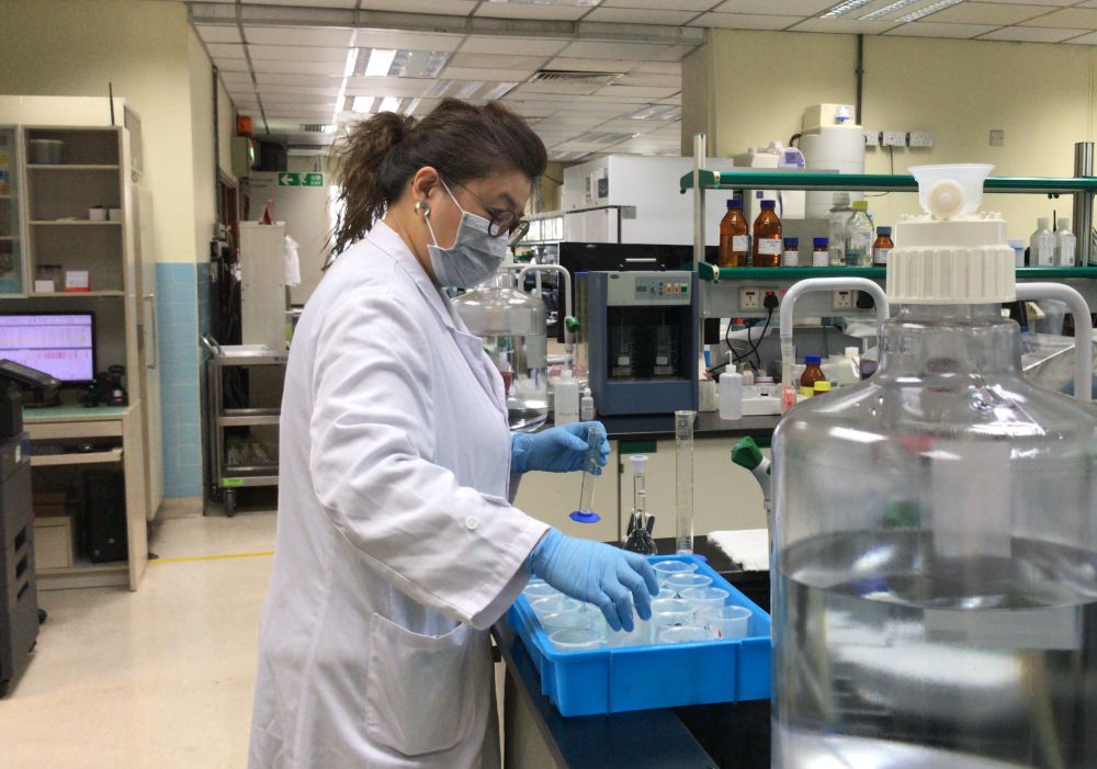 A laboratory colleague is conducting a test on water samples. More than 170,000 samples are taken from the receiving point of Dongjiang water, catchments, impounding reservoirs, water treatment works, service reservoirs, water distribution network and consumers’ taps and tested by the WSD each year. Among which, all the drinking water samples comply fully with the Hong Kong Drinking Water Standards and are safe for drinking. 