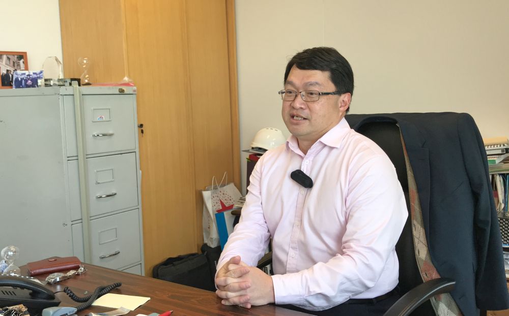 Principal Government Engineer Mr KWONG Ka-sing, John, of the DEVB says that the Centre of Excellence for Major Project Leaders (CoE) was established in July last year to equip public officers with leadership skills for the delivery of public works projects. In the coming three years, about 150 participants from various policy bureaux, works departments and public bodies will receive training.