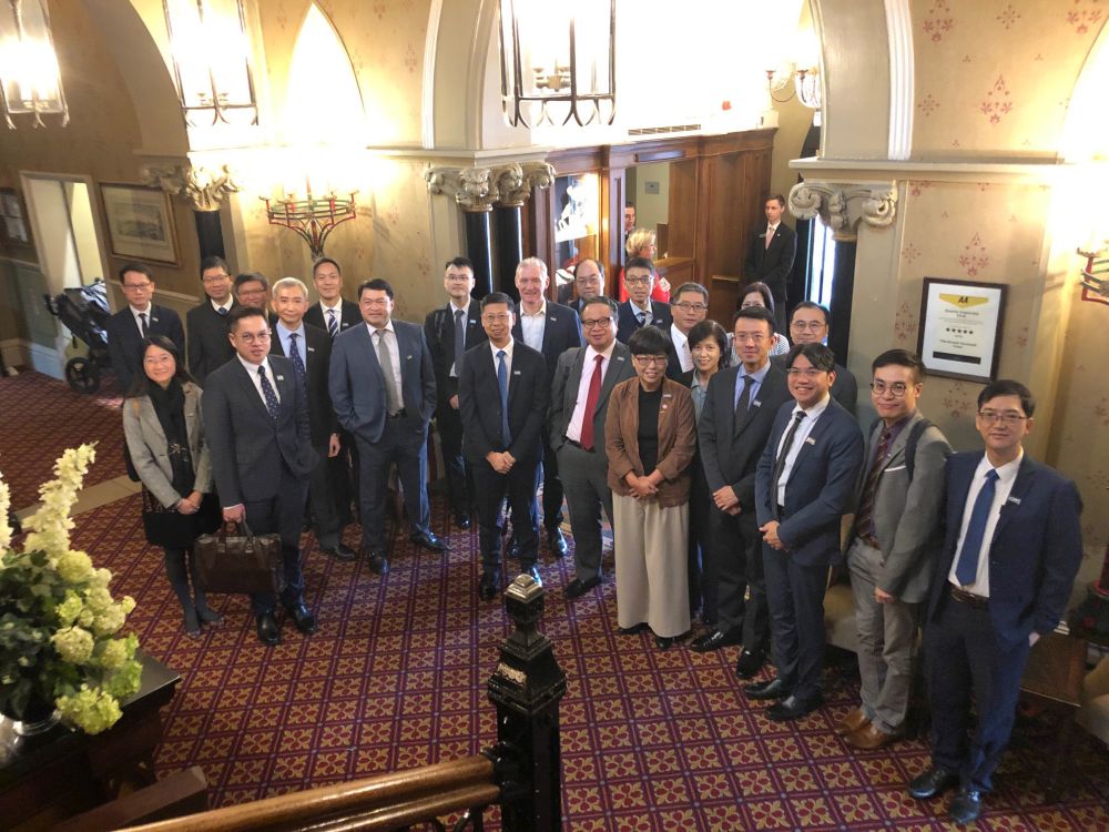 The Major Projects Leadership Programme (MPLP) is the first programme under the CoE. The first two cohorts (about 50 participants) already completed the first module of the MPLP in the United Kingdom in August last year. They continue with their studies after returning to their jobs in Hong Kong, and will graduate in July this year. 