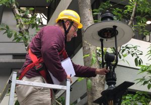 The AMO invited an expert from the original gas lamp supplier, Mr Mark JONES, to come to Hong Kong from the United Kingdom in order to conduct a detailed inspection of the damaged gas lamps, and explore how they might be restored using the original craftsmanship and materials of a hundred years ago.