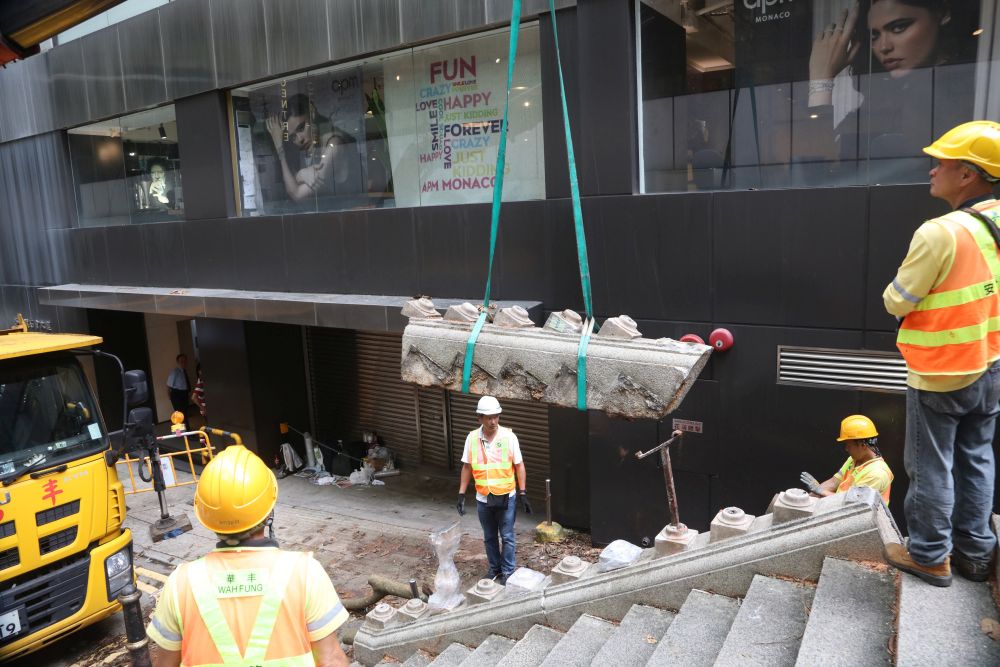 The Duddell Street Steps were seriously damaged during the onslaught of the super typhoon. After the storm, the AMO salvaged more than 200 fragments of the steps.