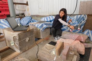 AMO colleagues recorded the damaged steps after the incident using 3-dimensional (3D) scanning. They also made 3D printout models of the stone fragments at a reduced scale and numbered them. This meant that the restoration team only had to follow the numbers in order to assemble the components on site, making the restoration more efficient and accurate, and the construction time a lot shorter.