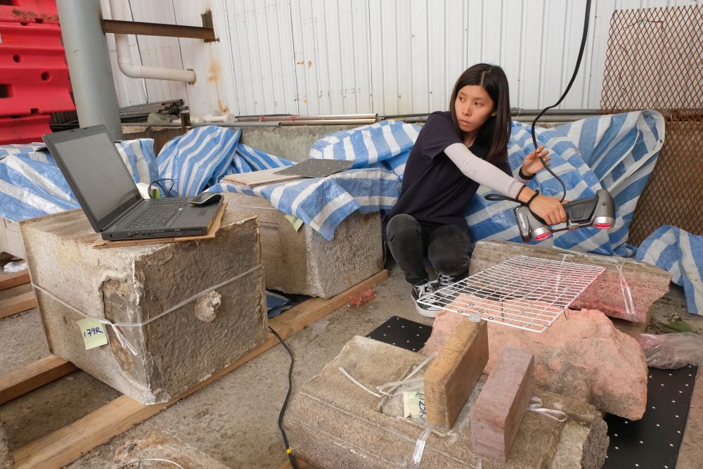 AMO colleagues recorded the damaged steps after the incident using 3-dimensional (3D) scanning. They also made 3D printout models of the stone fragments at a reduced scale and numbered them. This meant that the restoration team only had to follow the numbers in order to assemble the components on site, making the restoration more efficient and accurate, and the construction time a lot shorter.