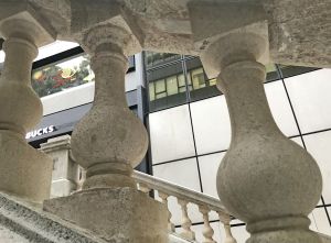 The restoration team made copies of the seriously damaged urn-shaped cement balusters by matching the original materials and style. The numerals “2019” were marked on the bottom of the new urn-shaped balusters for identification purpose.