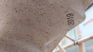 The restoration team made copies of the seriously damaged urn-shaped cement balusters by matching the original materials and style. The numerals “2019” were marked on the bottom of the new urn-shaped balusters for identification purpose.