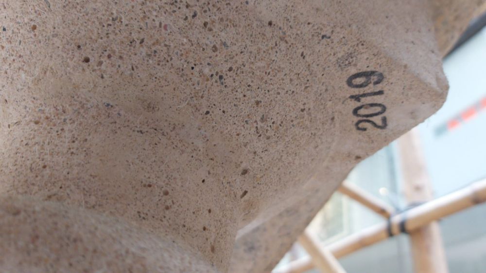 The restoration team made copies of the seriously damaged urn-shaped cement balusters by matching the original materials and style. The numerals “2019” were marked on the bottom of the new urn-shaped balusters for identification purpose.