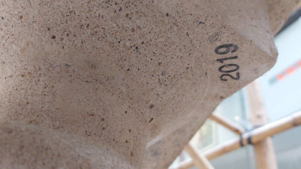 The restoration team made copies of the seriously damaged urn-shaped cement balusters by matching the original materials and style. The numerals “2019” were marked on the bottom of the new urn-shaped balusters for identification purpose.
