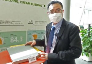 The Director of Research & Development of an I&T company, Dr Ivan SHAM, tells us that the nano-coating technology can be applied to the surfaces of different materials, including enamel products and air ducts. It can help guard the surfaces from micro-organisms, dust and dirtiness. 