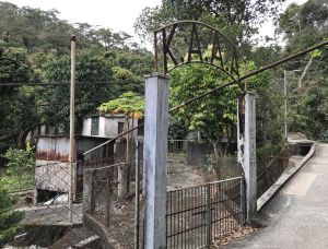 The Government and the Kadoorie Agricultural Aid Association (KAAA) once offered agricultural and animal husbandry support to villagers of Sham Shek Tsuen in Lantau. Sham Shek Tsuen boasts the highest number and greatest concentration of KAAA relics on the Tung O Ancient Trail. The inscription “KAAA” at the entrance to the farm shed is the English abbreviation for the Kadoorie Agricultural Aid Association.