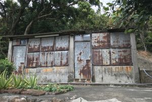 The inscription “KAAA”, found at the corners of many old stone houses and pig pens in Sham Shek Tsuen, indicates that the construction of the facilities was funded by the Kadoorie Agricultural Aid Association.