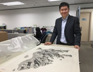 Mr CHONG shows a topographic map of the Hong Kong Island hand-drawn in the 1980’s, saying that the colleagues had to learn hill shading abroad, which was a highly professional mapping skill performed with a pencil.