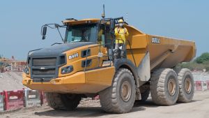 Special thanks go to the frontline construction practitioners and workers for taking part in the shooting of the MV of Sail through the Pandemic.