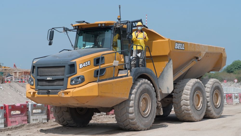 Special thanks go to the frontline construction practitioners and workers for taking part in the shooting of the MV of Sail through the Pandemic.