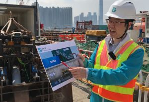 According to Mr POON Tin-yau, an engineer of the DSD, the remote-controlled desilting robot can go into the submerged space of box culverts. Once the silt is sucked by the robot, it will be pumped to a temporary silt container on the ground through a tube connected to the robot. The silt will be transported to a landfill after dewatering.