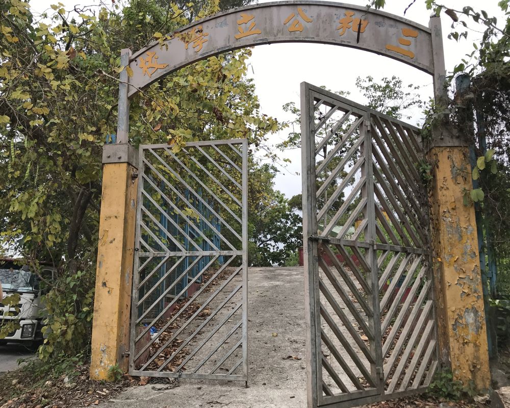 With an area of 24 500 square feet, the former Sam Wo Public School, which has been granted to the Hong Kong Seeing Eye Dogs Services for provision of a guide dog training school, is located in Ta Kwu Ling in North District. 