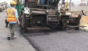 Workers in the picture are paving roads with bituminous materials. Since the Mainland quarries were once closed, the aggregates that are used to produce bituminous materials could not be supplied, which in turn affected the relevant work procedures.