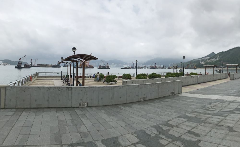 The CEDD will consider the design for strengthening marine facilities with a balanced perspective. Pictured is a flight of landing steps at the TKO Waterfront Park, where the original metal railings have been retained and a concrete wave wall has been constructed at its entrance to alleviate the impact of huge waves without obstructing the sea view for residents’ enjoyment.