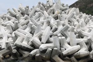 The dolosse are shaped like the Chinese character “工” with a 90-degree twist (thus called twisted concrete blocks in the trade). Interlocked with each other, the dolosse units form a sturdy protective layer that is more effective in withstanding the impact of waves than natural stones.