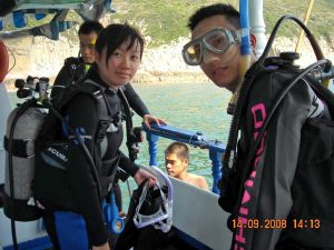 The father and the daughter dive together with the licences successfully obtained.