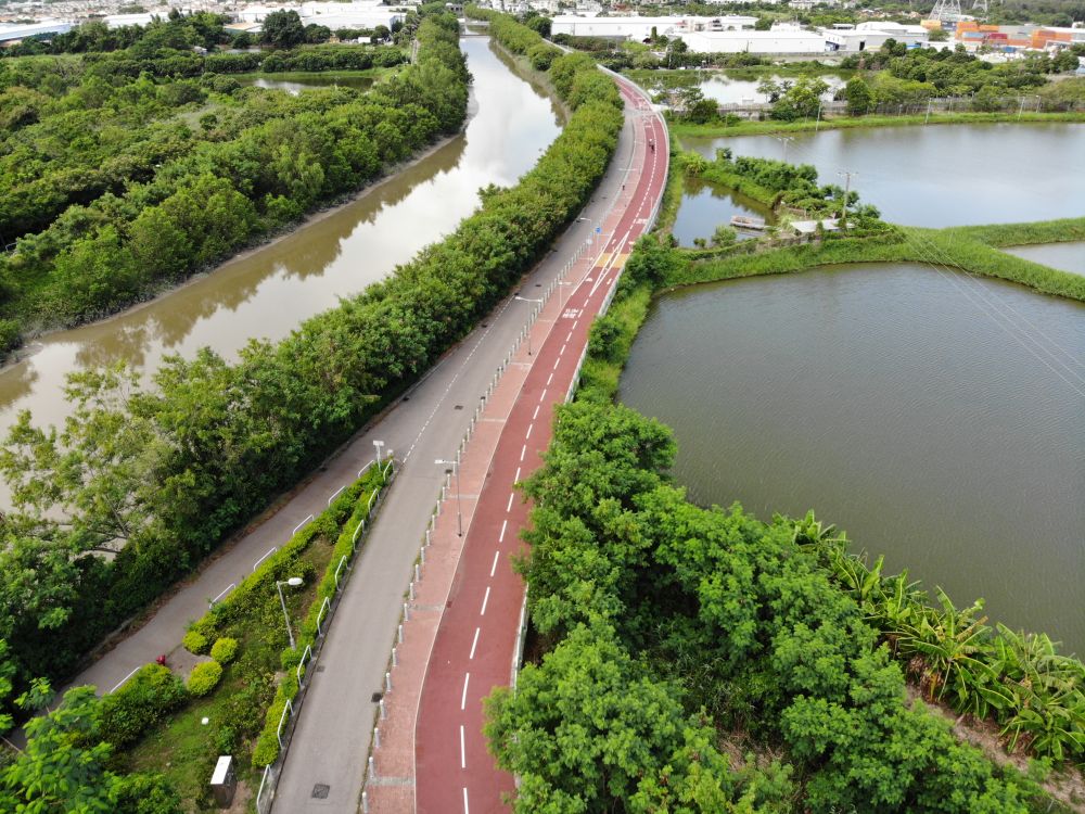 Pictured is the cycle track connecting Yuen Long and Sheung Shui. Part of the cycle track along Pok Wai South Road and Yau Pok Road in Yuen Long was opened last month and the remaining parts are expected to be open by September this year. By that time, the entire 60 kilometre-long backbone section between Tuen Mun and Ma On Shan will be completed.