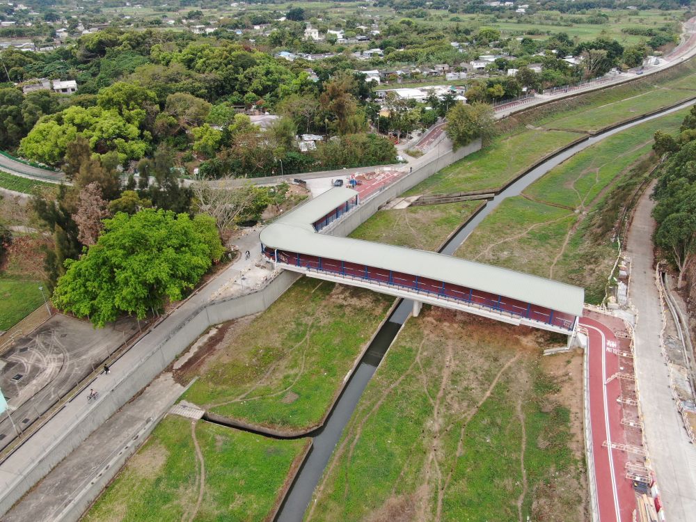 Wherever technically feasible, the project team will provide cycle bridges and cycle subways to minimise the need for cyclists to get off their bicycles to cross the roads. Pictured is the cycle bridge at Shek Sheung River in Sheung Shui and the cycle subway across Kam Pok Road in Yuen Long.