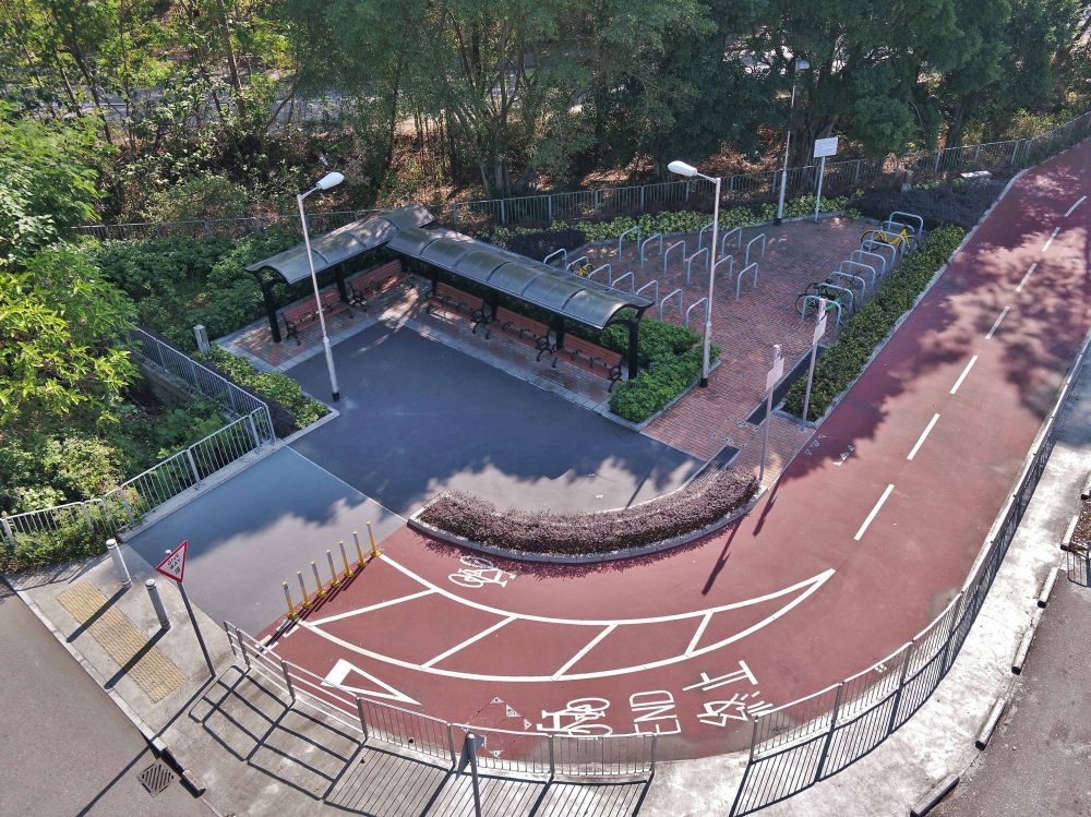 The CEDD provides ancillary facilities for cyclists, such as resting stations with bicycle parking spaces.